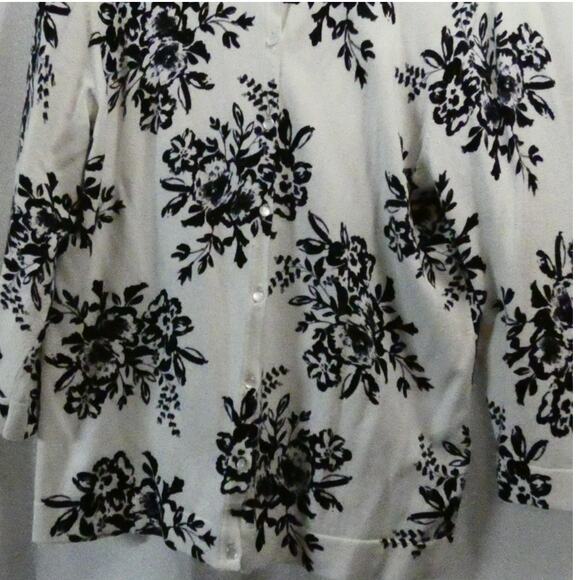 Croft & Barrow Women's Medium Button Up Cardigan Sweater 3/4 Sleeves - Picture 3 of 4